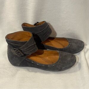 Naya Women's 'Fauna' Ankle-strap Suede Flats Women's Size 9.5